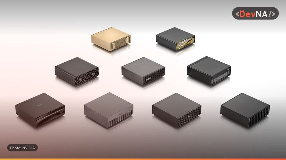عکس رسمی NVIDIA از خانواده DGX Spark: نُه دستگاه کوچک و کمارتفاع از سازندگان مختلف، یکی طلایی و بقیه تیره، در سه ردیف روی زمینه سفید