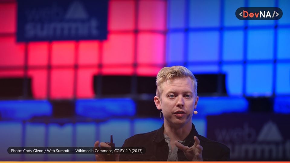 استیو هافمن، مدیرعامل Reddit، در نوامبر ۲۰۱۷ روی صحنه اصلی Web Summit در لیسبون نشسته و با میکروفون یقهای صحبت میکند؛ پشت سرش دیوار نمایشگرهای آبی و قرمز با نشان Web Summit دیده میشود.